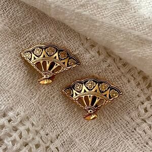 Vintage 70s Spain Damascene Fan Clip On Earrings Gold Tone Black Enamel Floral